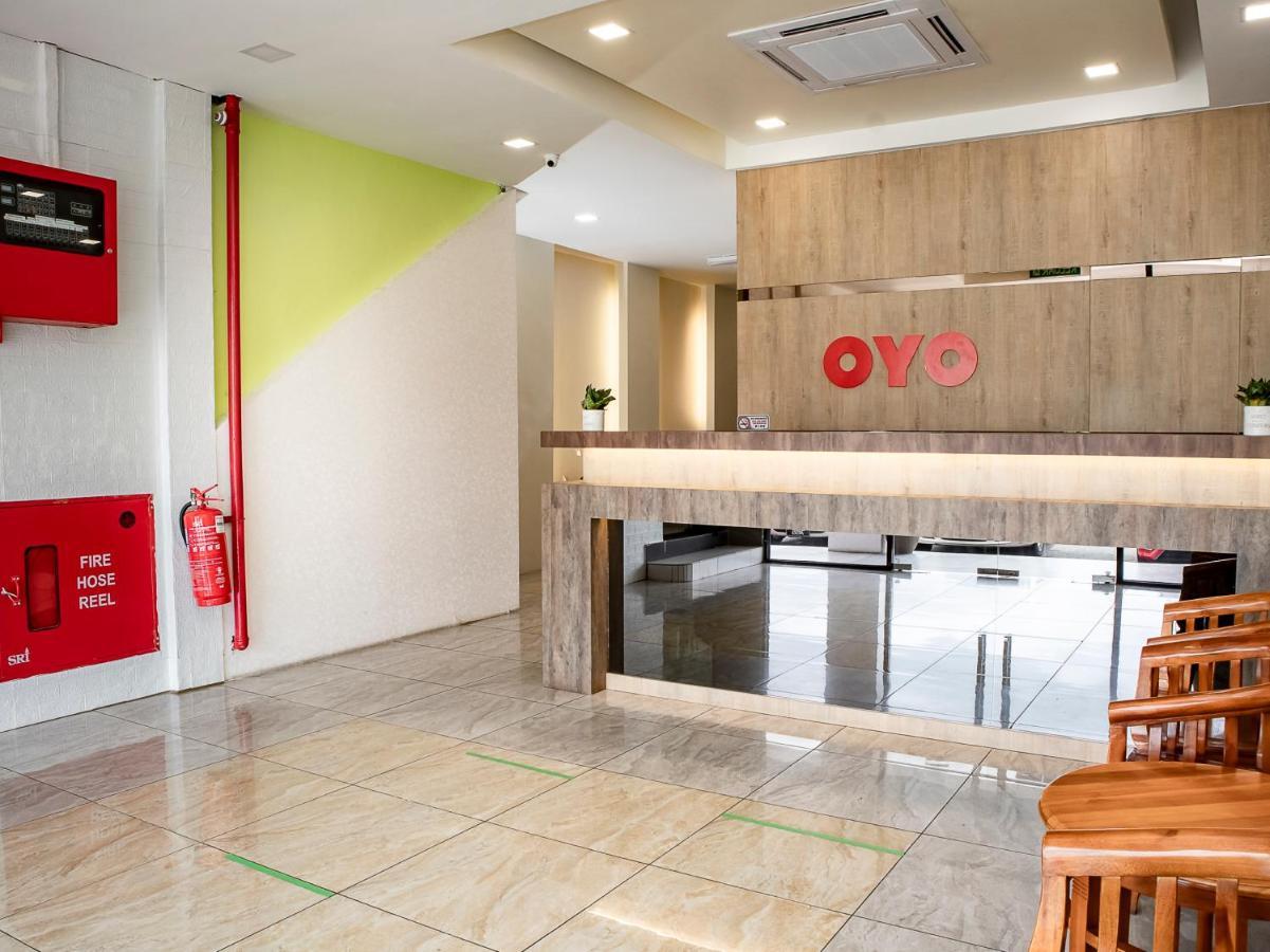 Oyo 90105 Towermas Hotel Сибу Екстериор снимка