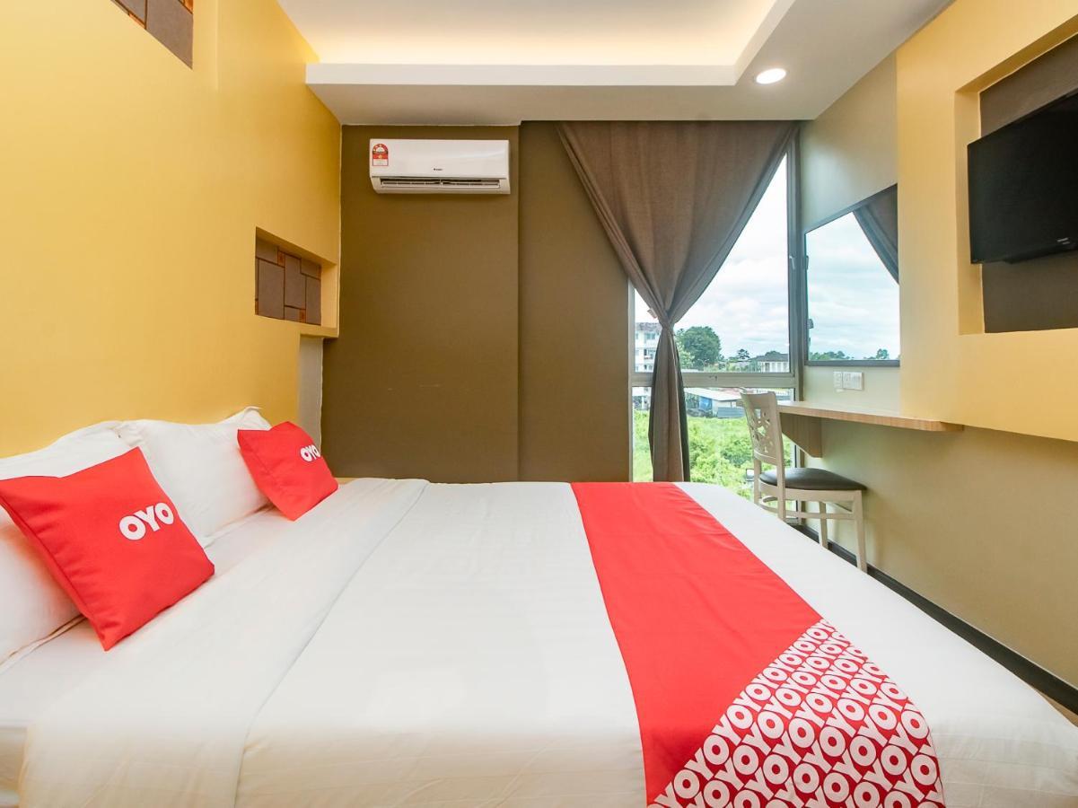 Oyo 90105 Towermas Hotel Сибу Екстериор снимка