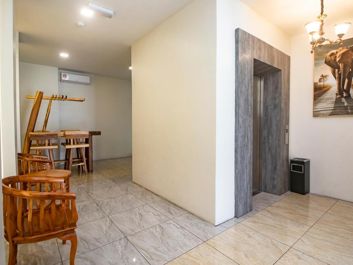 Oyo 90105 Towermas Hotel Сибу Екстериор снимка